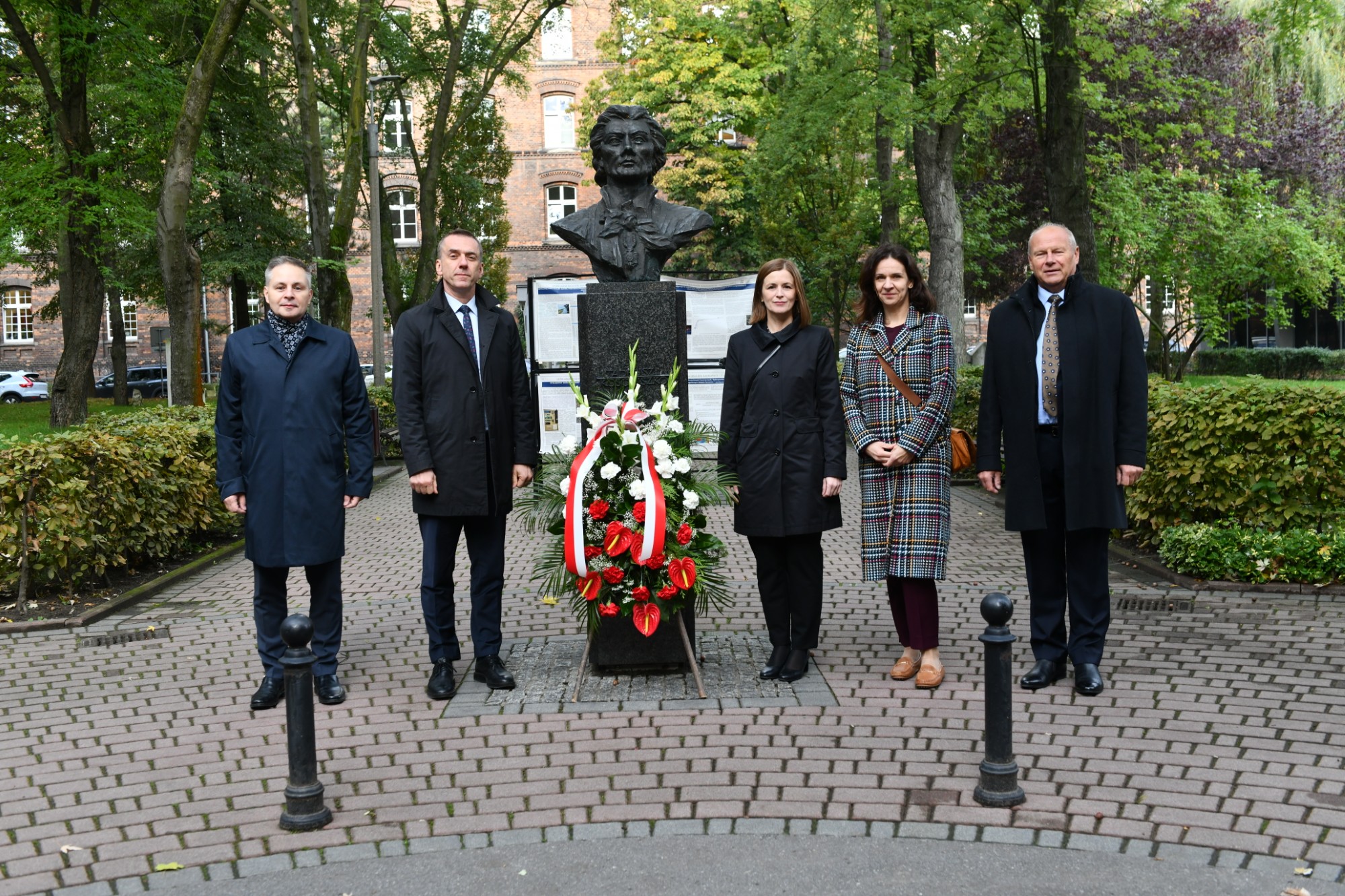 Inauguracja roku akademickiego 2025/2026 Politechniki Krakowskiej: złożenie kwiatów przy popiersiu Tadeusza Kościuszki na kampusie PK Fot.: Jan Zych