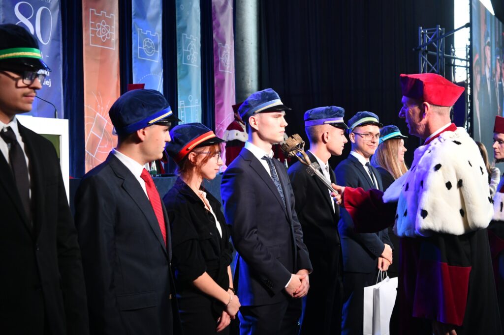 Inauguracja roku akademickiego 2025/2026 Politechniki Krakowskiej: pasowanie nowych studentów przez Rektora Fot.: Jan Zych