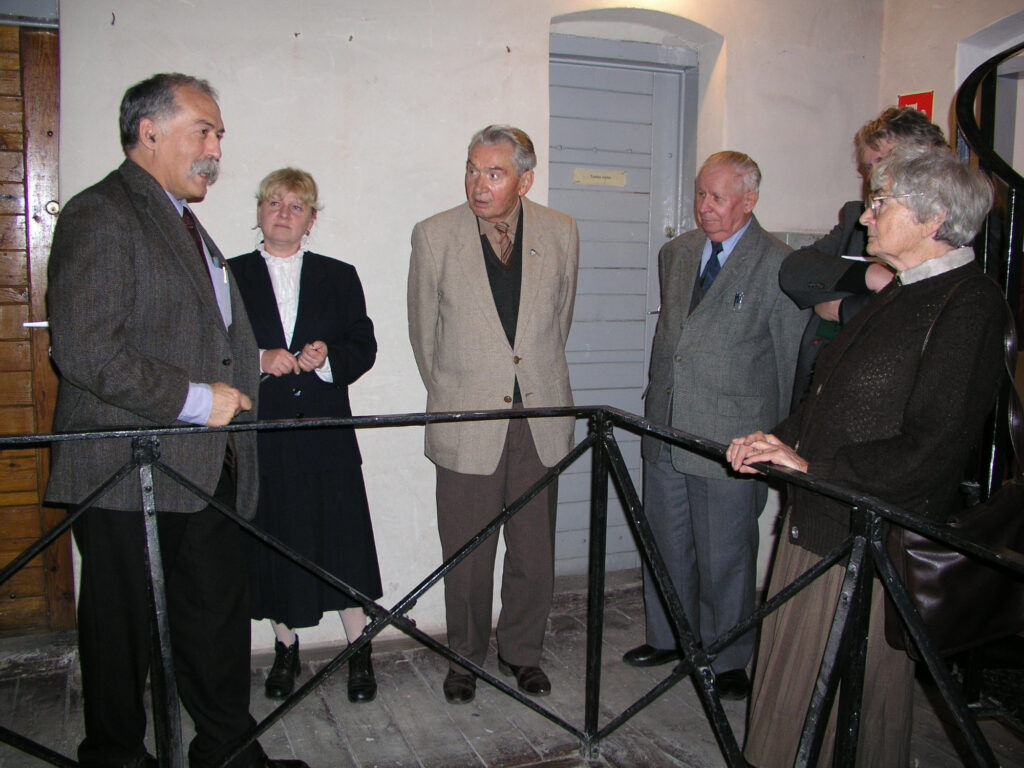Spotkali się w „Areszcie”, siedzibie tworzonego Muzeum PK (2004 r.), od lewej: ówczesny prorektor PK Aleksander Böhm, Maria Molo-Gąsiorek, Władysław Muszyński, Andrzej Samek, Marek Kozień i Elżbieta Dąmbska-Śmiałowska Fot.: Jan Zych