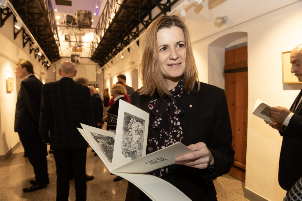 Katarzyna Bizon,
prorektor PK
z katalogiem wystawy
Fot.: Jan Zych