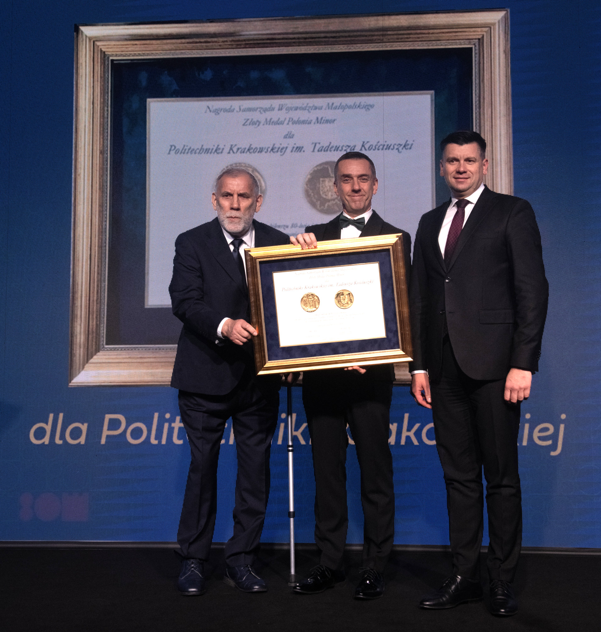 Politechnika Krakowska otrzymała na ręce rektora złoty medal "Polonia Minor" (od lewej): wnioskodawca -prezes Piotr Drążkiewicz, stowarzyszenie "Ekonomed"; Andrzej Szarata; marszałek województwa małopolskiego Łukasz Smółka Fot.: Jan Zych