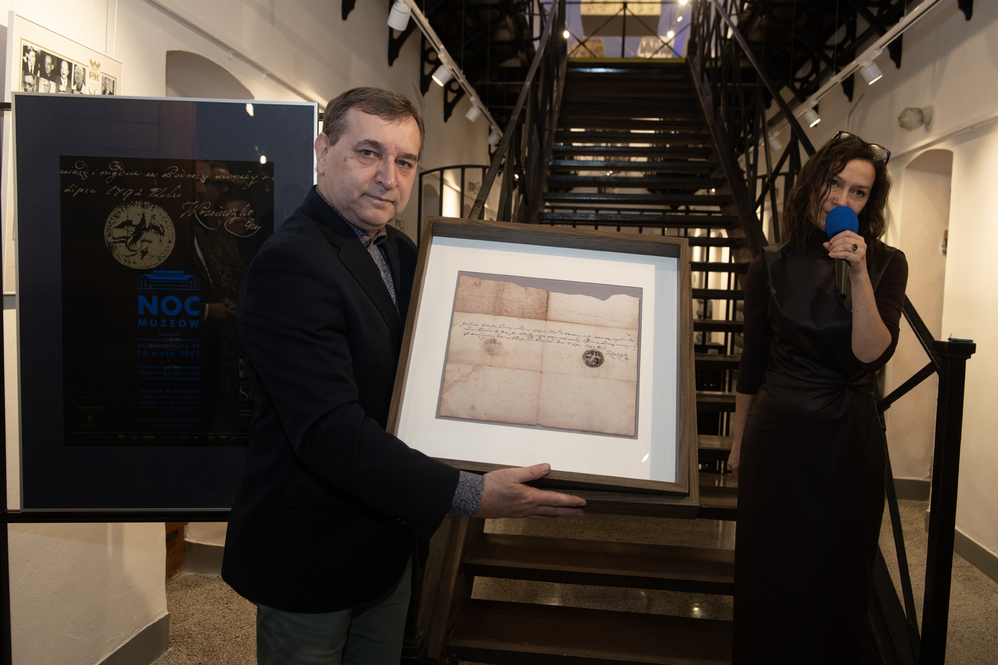 Noc Muzeów 16 maja 2025 r. Muzeum PK: Jan Magiera przekazuje Liliannie Lewandowskiej rękopis Tadeusza Kościuszki Fot.: Jan Zych