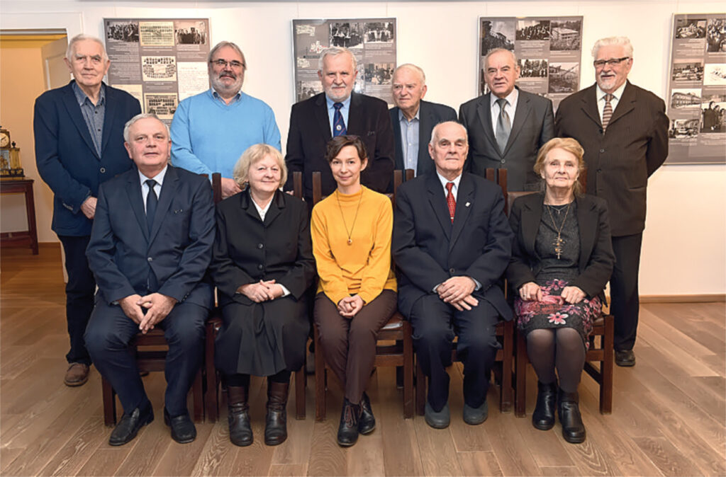 Rada Muzeum PK (2014–2019). Od lewej stoją: Jan Pielichowski, Piotr Pitala, Tadeusz Surma, Edward Szaraniec, Andrzej Rudnicki, Henryk Gąsiorowski; siedzą: prorektor Andrzej Białkiewicz, kustosz Maria Molo-Gąsiorek, kustosz Lilianna Lewandowska, Marcin Chrzanowski, przewodnicząca Rady Muzeum PK Barbara Bartkowicz Fot.: Jan Zych