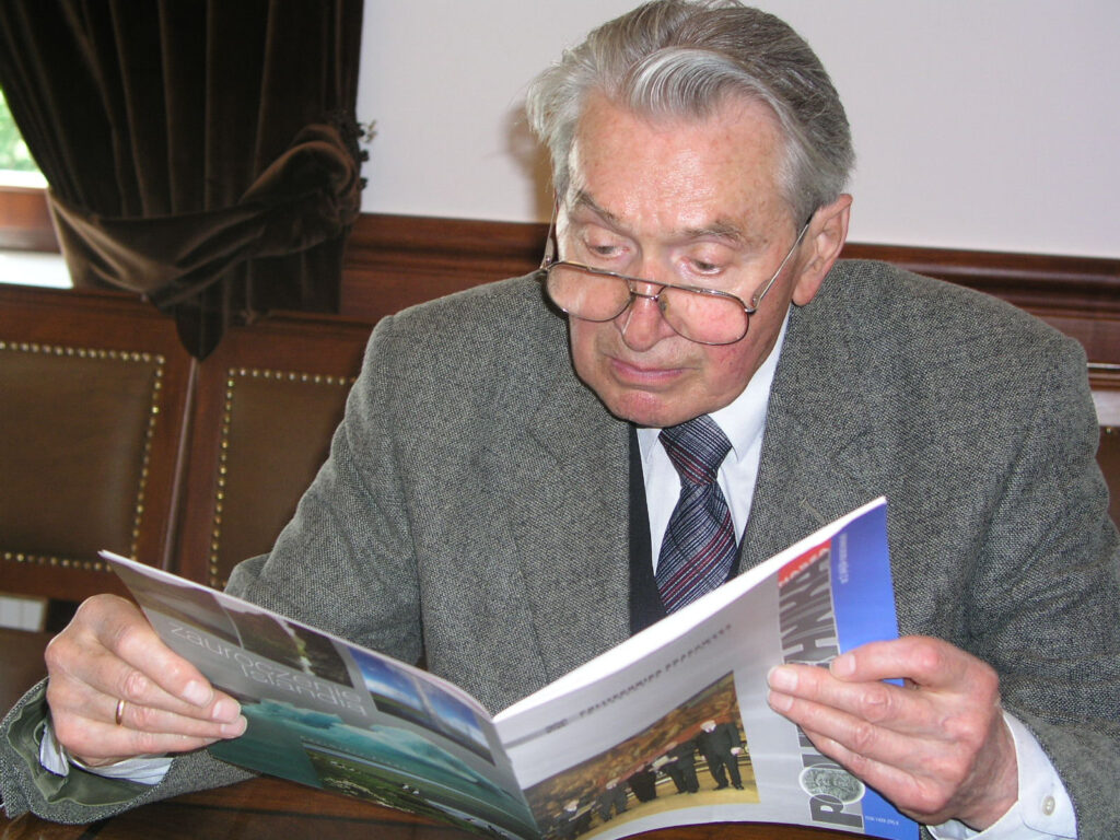 Władysław Muszyński czyta Naszą Politechnikę, 2004 r. Fot.: Jan Zych