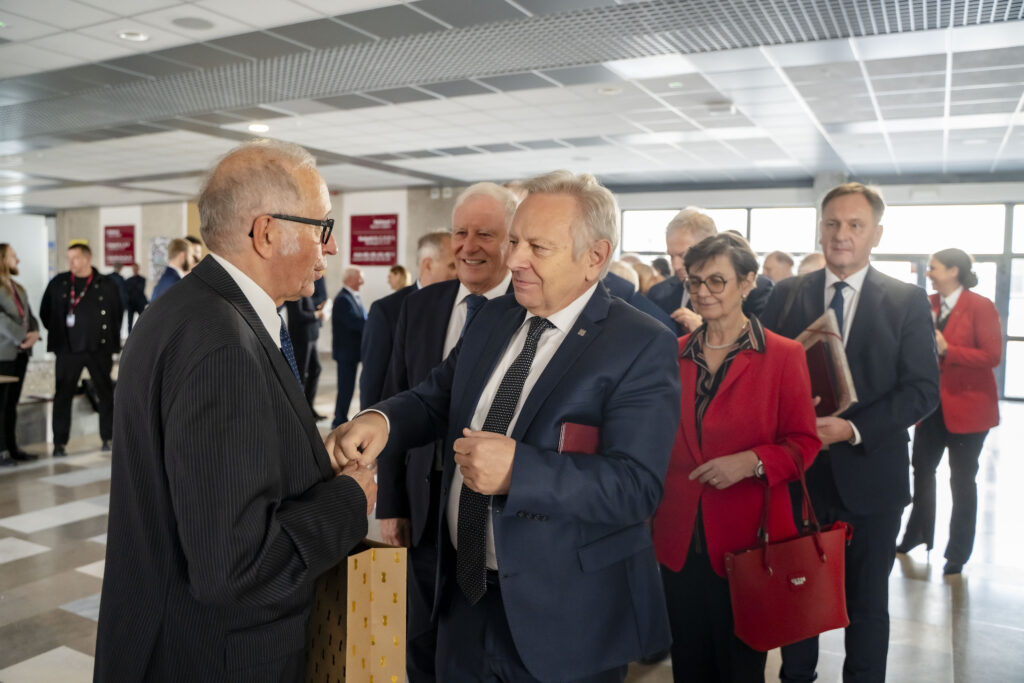 Józef Gawlik po oficjalnej ceremonii spotkał się z gośćmi, na zdjęciu przyjmuje gratulacje od Jerzego A. Sładka Fot.: Politechnika Bydgoska / Ryszard Wszołek