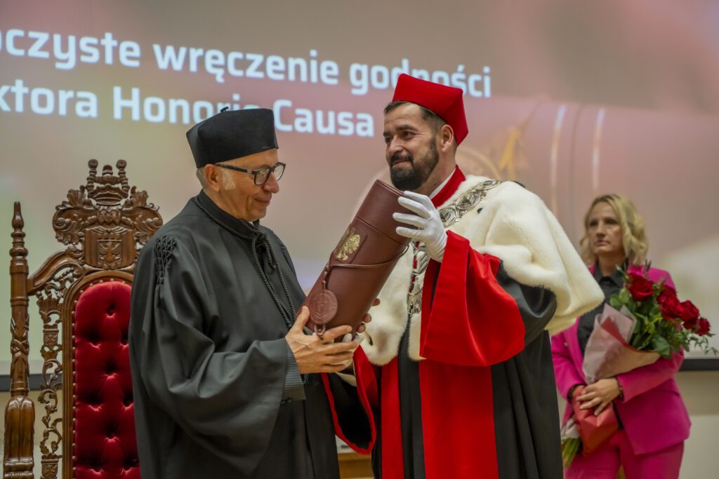 Moment wręczenia dyplomu doctora honoris causa Józefowi Gawlikowi przez rektora Politechniki Bydgoskiej Marka Adamskiego Fot.: Politechnika Bydgoska / Ryszard Wszołek