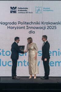 Zbigniewowi Pilchowi, dyrektorowi Stowarzyszenia Producentów Cementu nagrodę wręczyli rektor PK Andrzej Szarata i dziekan WA Magdalena Kozień-Woźniak Fot.: Jan Zych