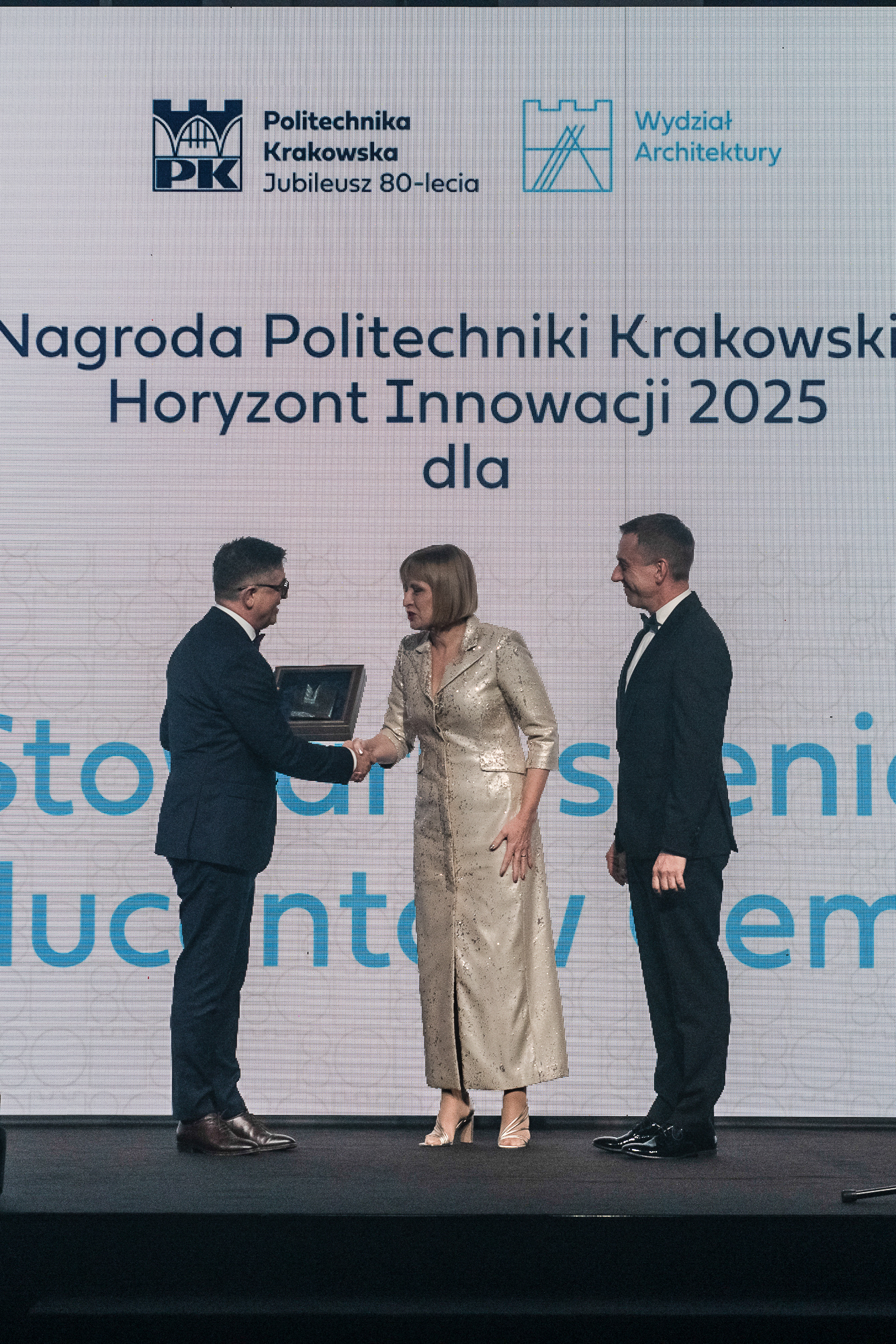 Zbigniewowi Pilchowi, dyrektorowi Stowarzyszenia Producentów Cementu nagrodę wręczyli rektor PK Andrzej Szarata i dziekan WA Magdalena Kozień-Woźniak Fot.: Jan Zych