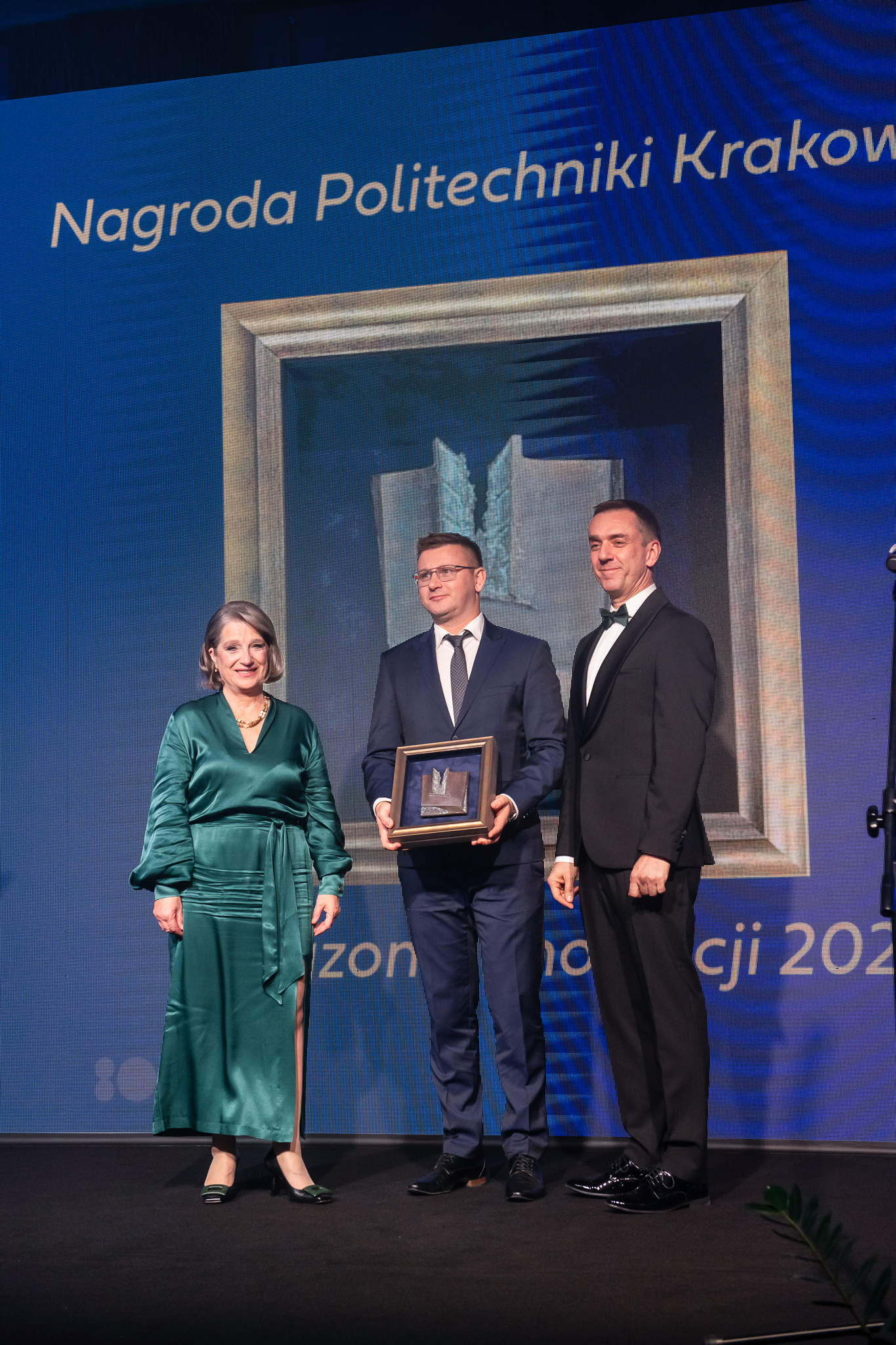 W imieniu firmy SII nagrodę odebrał Piotr Rentflejsz, wręczenia, wspólnie z rektorem PK Andrzejem Szaratą, dokonała prodziekan WIiM Natalia Ryłko Fot.: Jan Zych