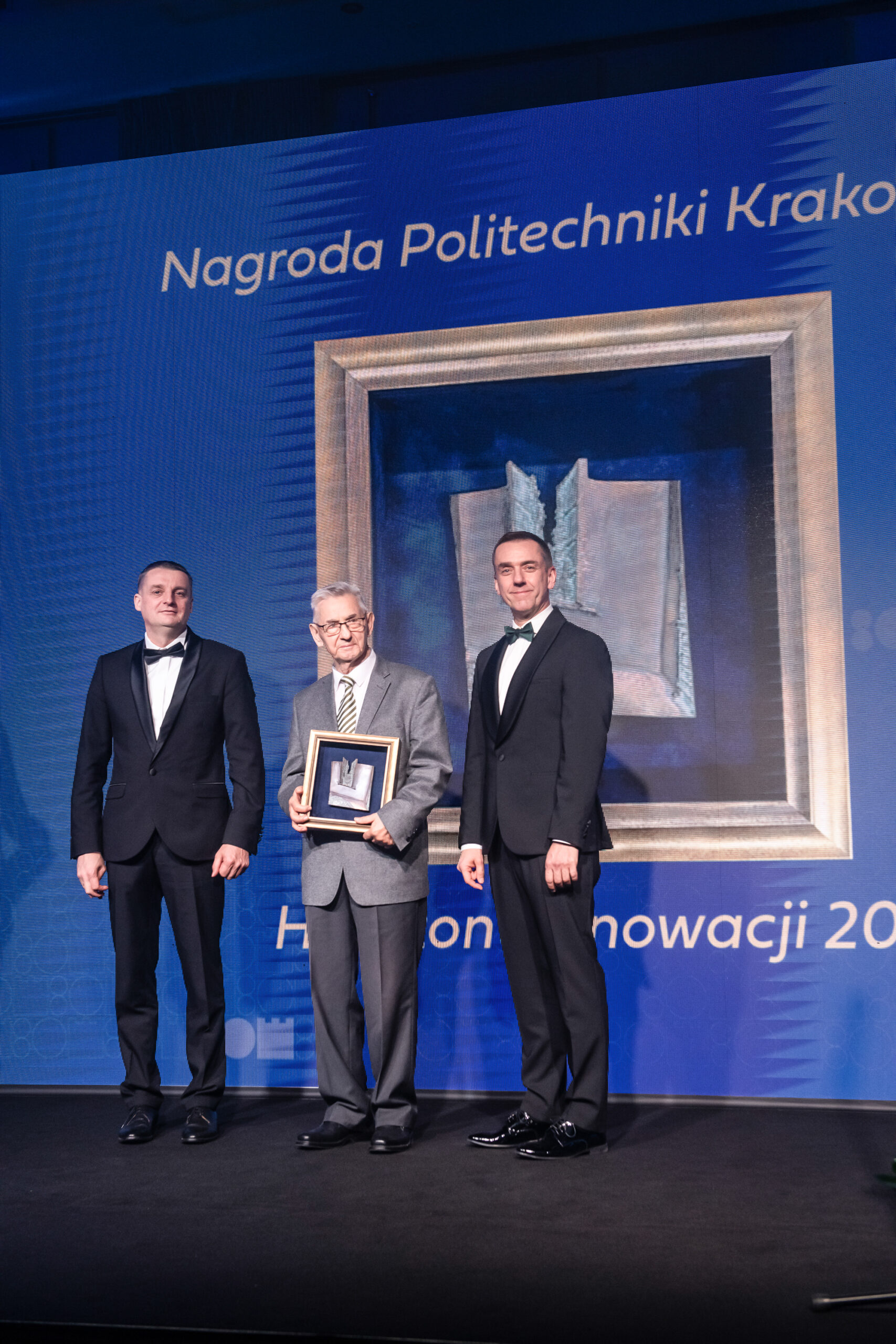 Leonard Szczepkowski, dyrektor ds. rozwoju firmy FAMPUR odebrał nagrodę w imieniu firmy od rektora PK Andrzeja Szaraty i dziekana WIiTCh Piotra Michorczyka Fot.: Jan Zych