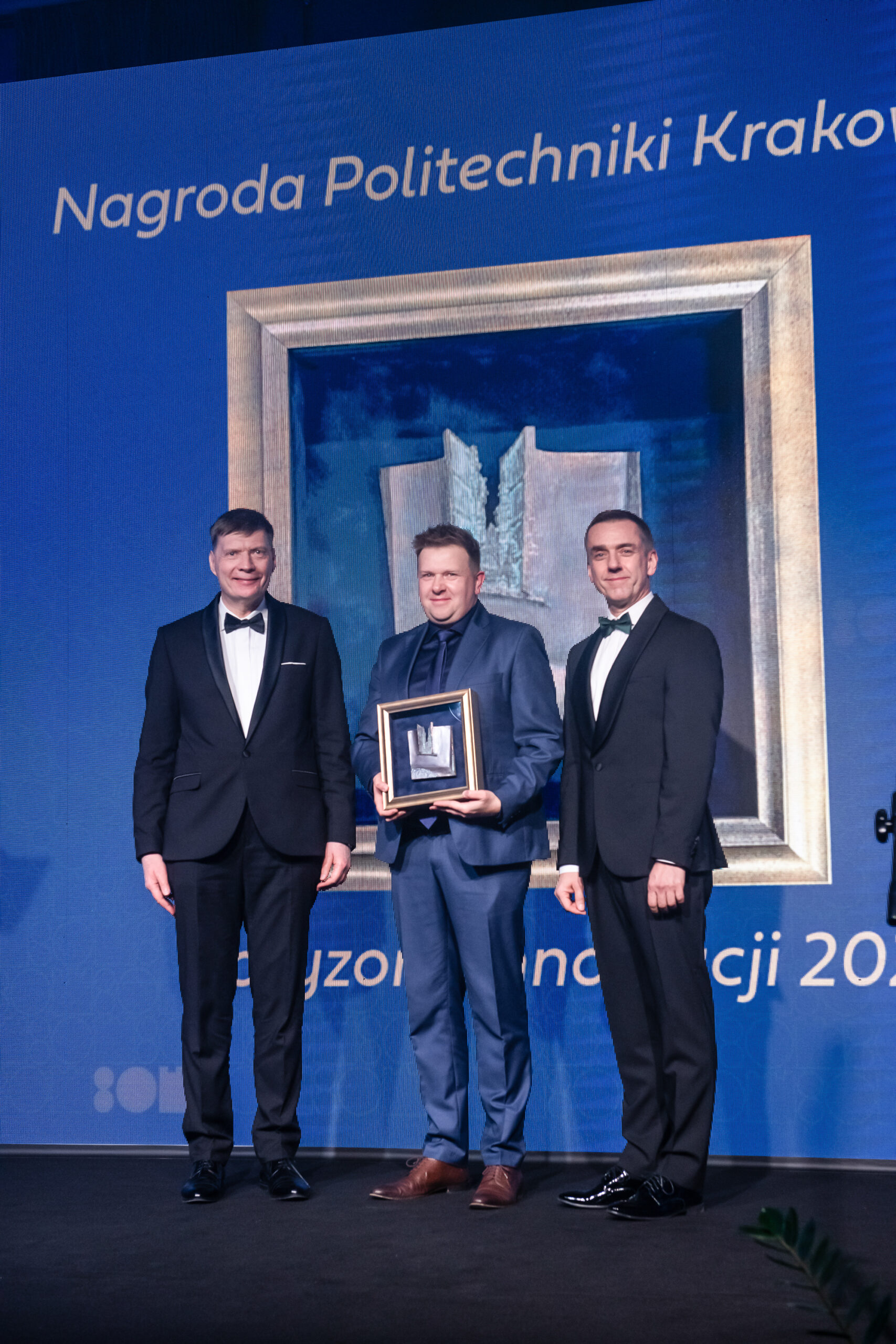 Nagrodę w imieniu Hexagon AB, wręczaną przez rektora PK Andrzeja Szaratę i dziekana WM Marka S. Kozienia, odebrał Szymon Matyjaszek, dyrektor generalny firmy Fot.: Jan Zych