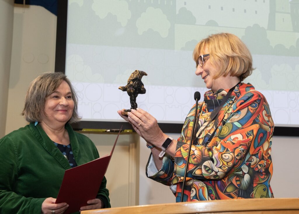 Agata Zachariasz kierownik Katedry Architektury Krajobrazu PK odbiera pamiątkową statuetkę z rąk Ireny Niedźwieckiej-Filipiak Fot.: Jan Zych