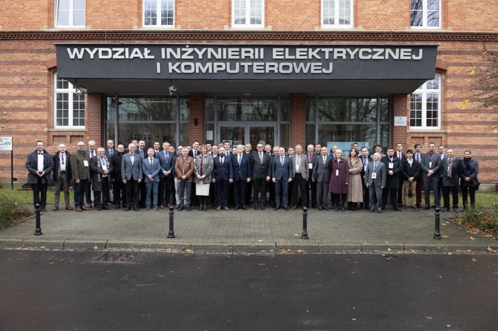 Uczestnicy LVII Sympozjum Maszyn Elektrycznych na terenie kampusu PK Fot.: Jan Zych