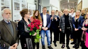 Otwarcie wystawy dorobku Koła, przed dziekanatem Wydziału Architektury przy ulicy Podchorążych. W wernisażu wzięli udział dawni przewodniczący SKN Budownictwa — Jan Wrana (pierwszy z lewej) i Andrzej Trybulski, były przewodniczący SARP w Tarnowie (szósty od lewej) oraz Sabina Kuc (z kwiatami), inicjatorka wystawy i wydawnictwa dokumentującego historię Koła Fot.: Jan Kurek