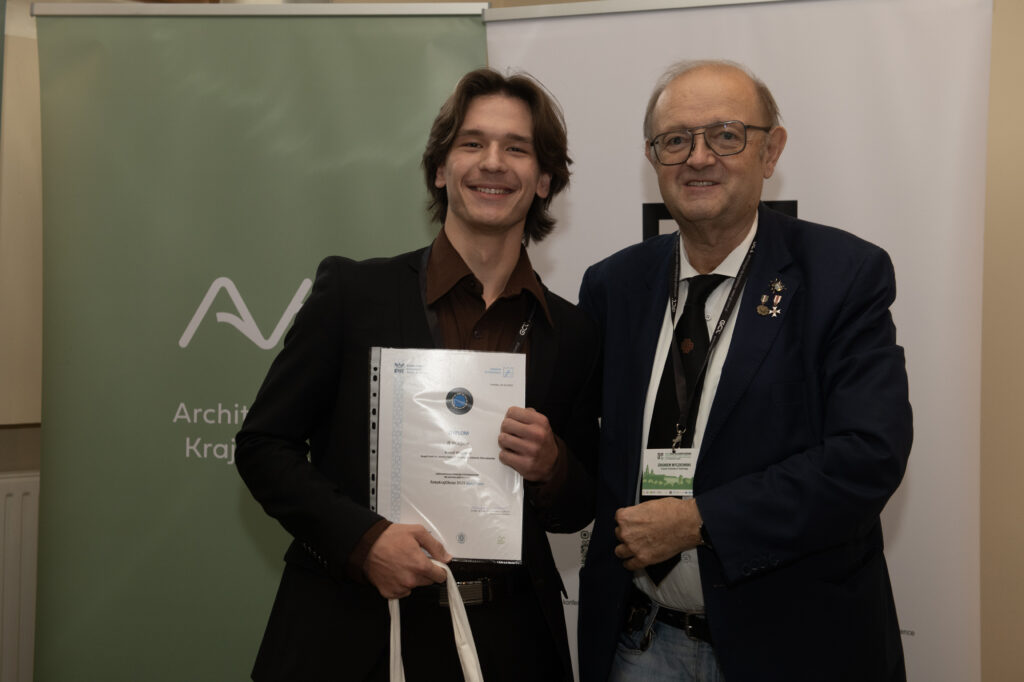 DSC_4408 — Zbigniew Myczkowski (z prawej) i Kamil Węgrzyn, laureat II miejsca w Konkursie „FotoKrajObraz” Fot.: Jan Zych