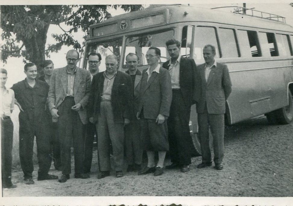 Mieczysław Nosowicz wśród pracowników Katedry Technologii i Eksploatacji Samochodów i Ciągników, lata sześćdziesiąte XX w. Stoją od lewej: czwarty — Władysław Śliwiński, piaty — Eugeniusz Miernik, szósty — Mieczysław Nosowicz, siódmy — Jan Kowal, ósmy — Józef Zrobek, dziesiąty — Jan Kubarek Fot.: Ze zbiorów Katedry Pojazdów Samochodowych, Muzeum PK