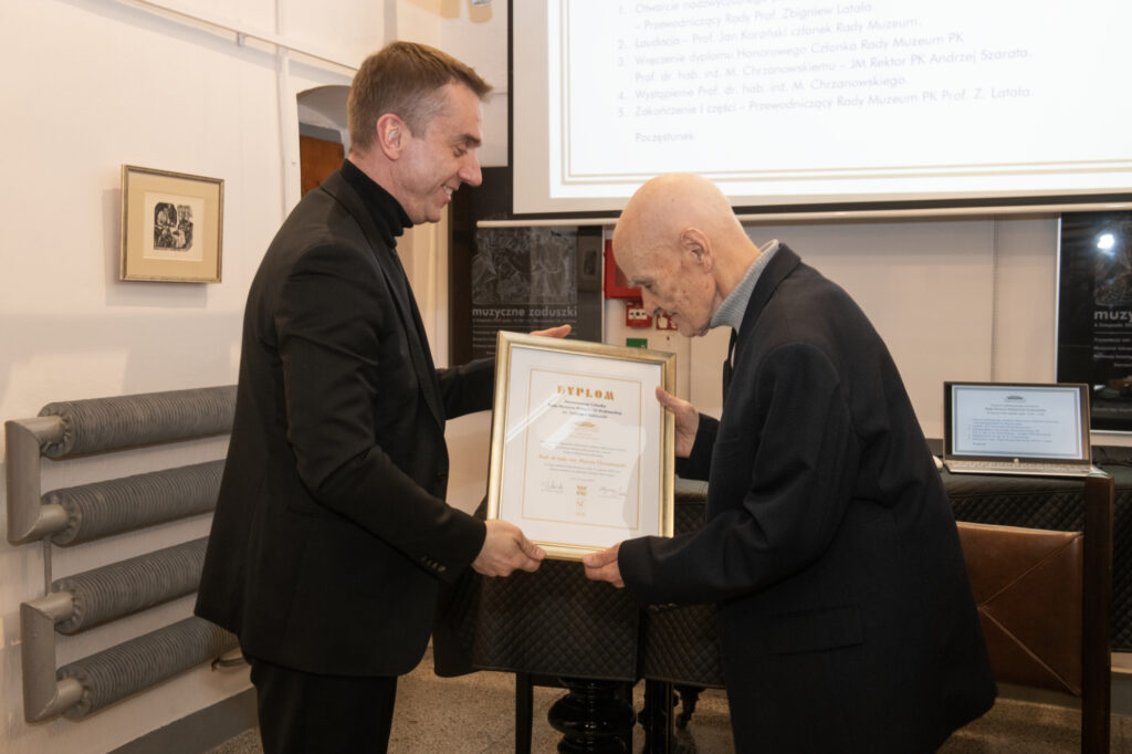 Dyplom Honorowego Członka Rady Muzeum PK wręcza Marcinowi Chrzanowskiemu rektor PK Andrzej Szarata Fot.: Jan Zych