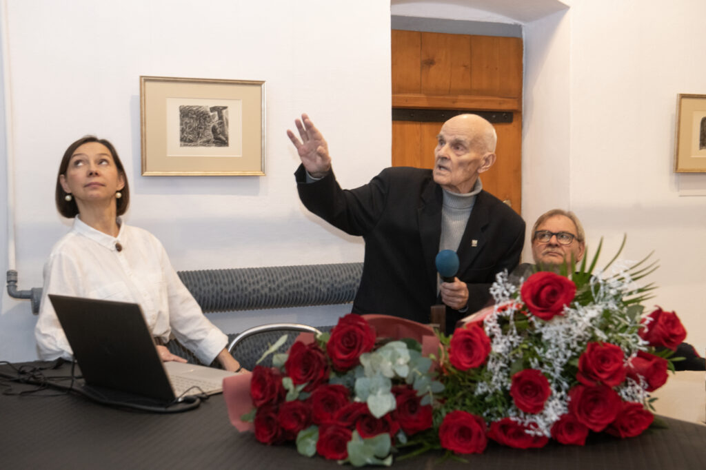 Marcin Chrzanowski w trakcie wykładu; obok: Lilianna Lewandowska i Zbigniew Latała Fot.: Jan Zych