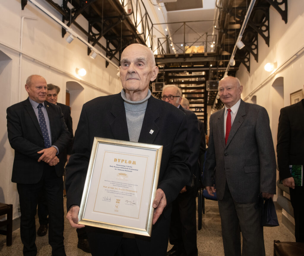 Marcin Chrzanowski z dyplomem Honorowego Członka Rady Muzeum PK Fot.: Jan Zych