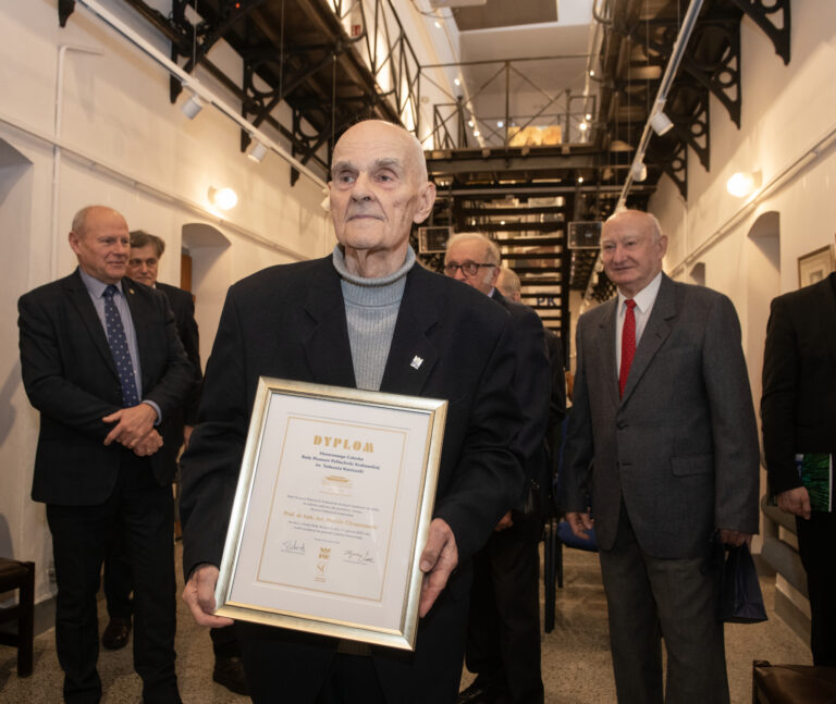 Marcin Chrzanowski z dyplomem Honorowego Członka Rady Muzeum PK Fot.: Jan Zych