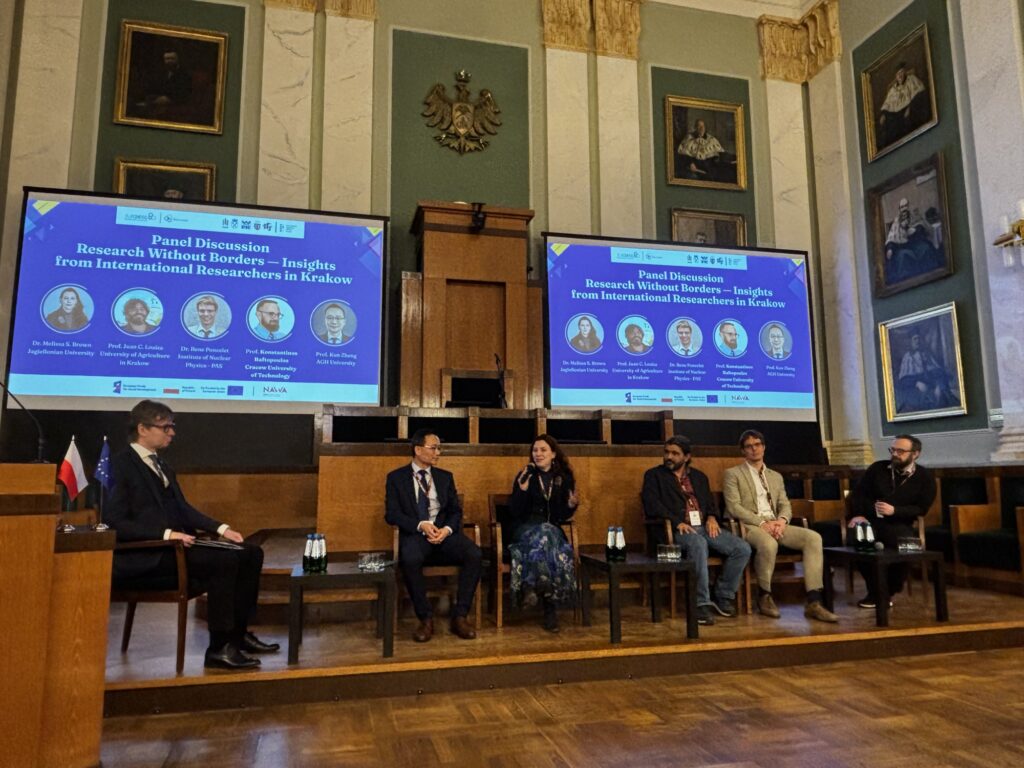 Uczestnicy panelu, od lewej: Wiktor Parol (IFJ PAN), Kun Zheng (AGH), Melissa Brown (UJ), Juan Loaiza (UR), Rene Poncelet (PAN) oraz Konstantinos Raftopoulos (PK). Fot.: Magdalena Polak