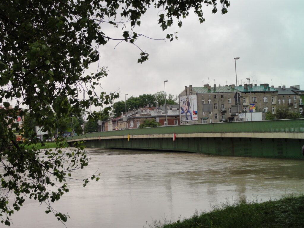 Powodz w Krakowie zagrozony most Debnicki w 2010r. Fot Krzysztof Radzicki - Nasza Politechnika Powódź w Krakowie na Wiśle — zagrożony Most Dębnicki w 2010 r. Fot.: Krzysztof Radzicki