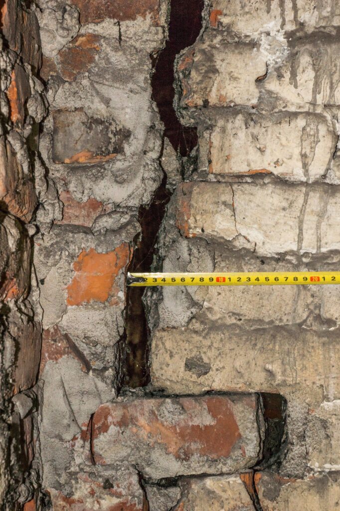 Jedna z form uszkodzeń, występujących na ścianach ceramicznych obiektów kubaturowych na odcinku BI Fot.: Bartłomiej Krcha