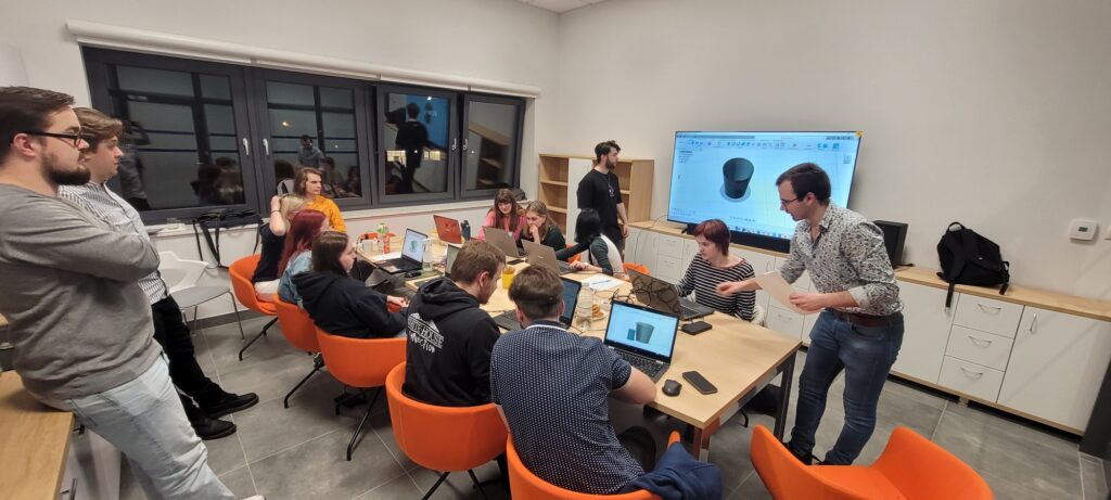Fot. Ze zbiorow Interdyscyplinarnego Studenckiego Kola Naukowego FutureLab 3D Masters - Nasza Politechnika Warsztaty z komputerowego modelowania złączy systemów rekuperacji do druku 3D Fot.: Ze zbiorów Interdyscyplinarnego Studenckiego Koła Naukowego FutureLab 3D Masters