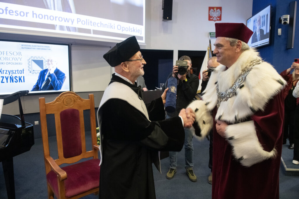 Moment wręczenia dyplomu Krzysztofowi Kluszczyńskiemu przez rektora Politechniki Opolskiej Marcina Lorenca Fot.: Jan Zych