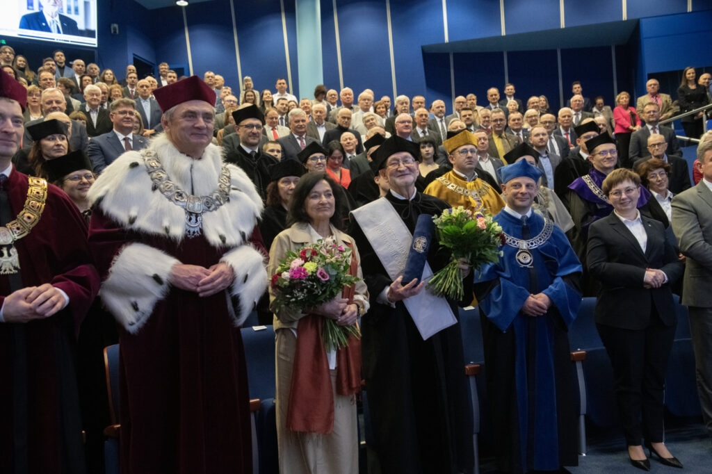 Nowy Profesor Honorowy PO w towarzystwie żony Teresy Kluszczyńskiej, rektora PO Marcina Lorenca (z lewej) oraz dziekana WEAiI Andrzeja Cichonia i wicemarszałek województwa opolskiego Zuzanny Donath-Kasiury Fot.: Jan Zych