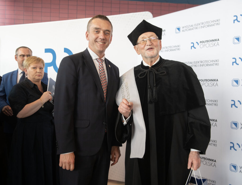 Krzysztof Kluszczyński i rektor Politechniki Krakowskiej Andrzej Szarata Fot.: Jan Zych