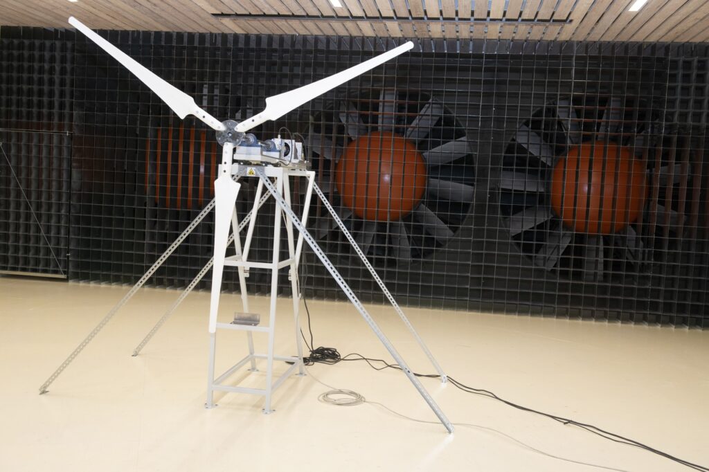 Badanie turbiny wiatrowej w tunelu aerodynamicznym w celu wyznaczenia jej podstawowych charakterystyk aerodynamicznych. W tle widoczne 3 wentylatory, każdy o mocy nominalnej 204 kW Fot.: Jan Zych
