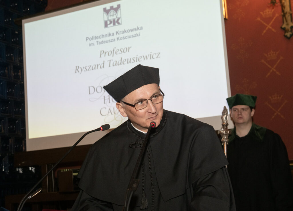 Laudację wygłasza Błażej Skoczeń Fot.: Jan Zych