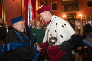 Gratulacje Ryszardowi Tadeusiewiczowi doctorowi honoris causa PK składa rektor Andrzej Szarata Fot.: Jan Zych