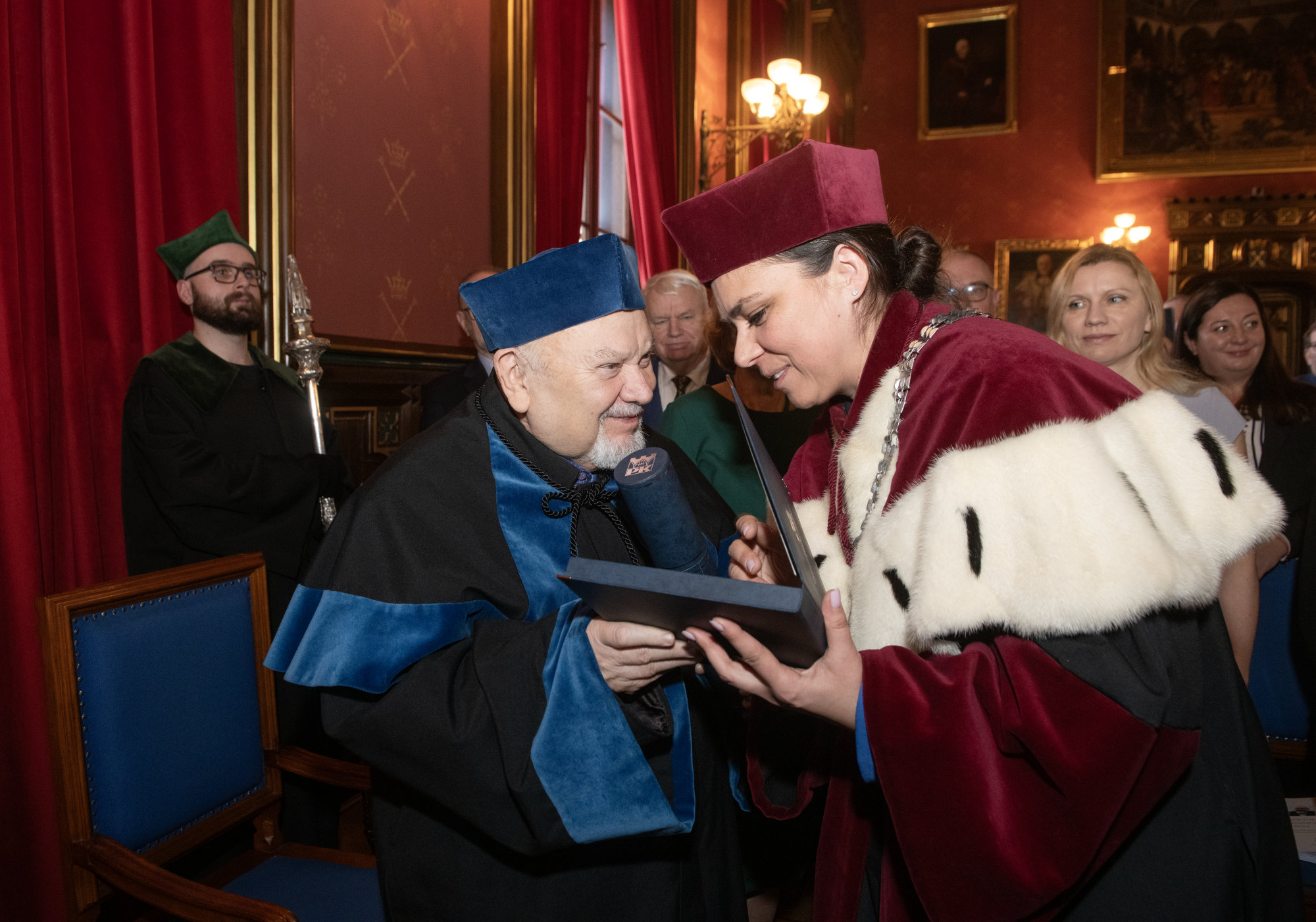 Prorektor PK Magdalena Niemczewska-Wójcik wręcza pamiątkowy medal Fot.: Jan Zych