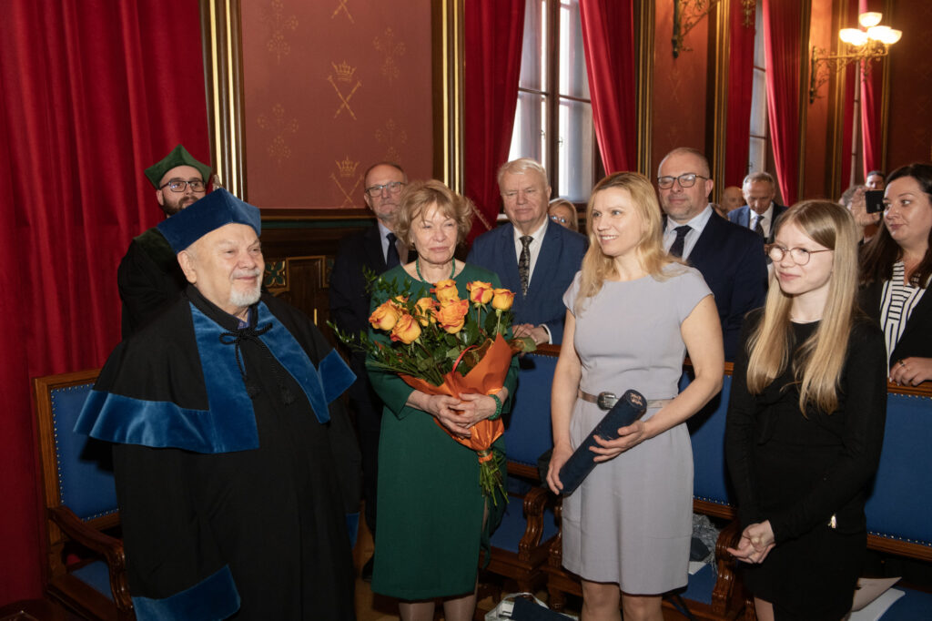 Ryszard Tadeusiewicz w gronie najbliższych: małżonki oraz córki i wnuczki Fot.: Jan Zych