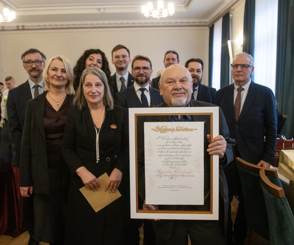 Pracownicy Wydziału Informatyki i Matematyki PK przekazali nowemu doctorowi honoris causa PK wyrazy uznania Fot.: Jan Zych