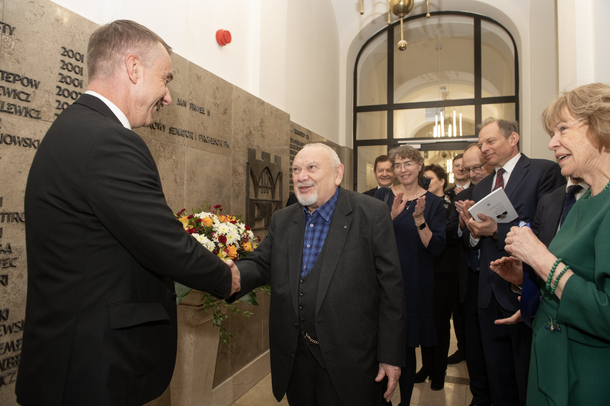 Ryszard Tadeusiewicz przyjmuje gratulacje od rektora PK Andrzeja Szaraty Fot.: Jan Zych