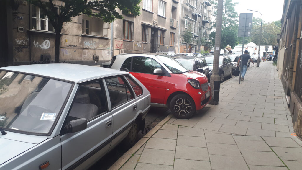 Problemy z parkowaniem i poruszaniem się po centrach miast mogą skutecznie zniechęcać do korzystania z samochodów osobowych Fot.: Michał Pierewicz