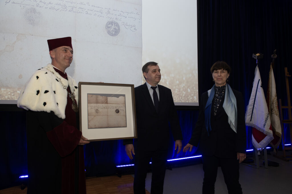 DSC 8692 - Nasza Politechnika Małgorzata Gaszyńska-Magiera i Jacek Magiera przekazali na ręce rektora PK Andrzeja Szaraty dokument, wystawiony przez Tadeusza Kościuszkę w 1792 r.
Fot.: Jan Zych