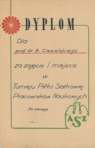 Dyplom dla Romana Ciesielskiego za zajęcie I miejsca w turnieju piłki siatkowej pracowników naukowych Fot.: Ze zbiorów rodziny Ciesielskich