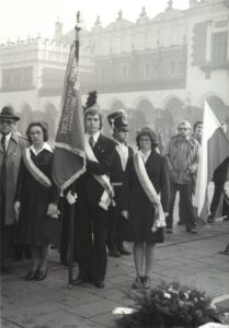 Jubileusz 30-lecia PK: delegacja studentów składa wieniec w miejscu przysięgi Tadeusza Kościuszki na Rynku Głównym w Krakowie, 1976 r. Fot.: Jan Zych