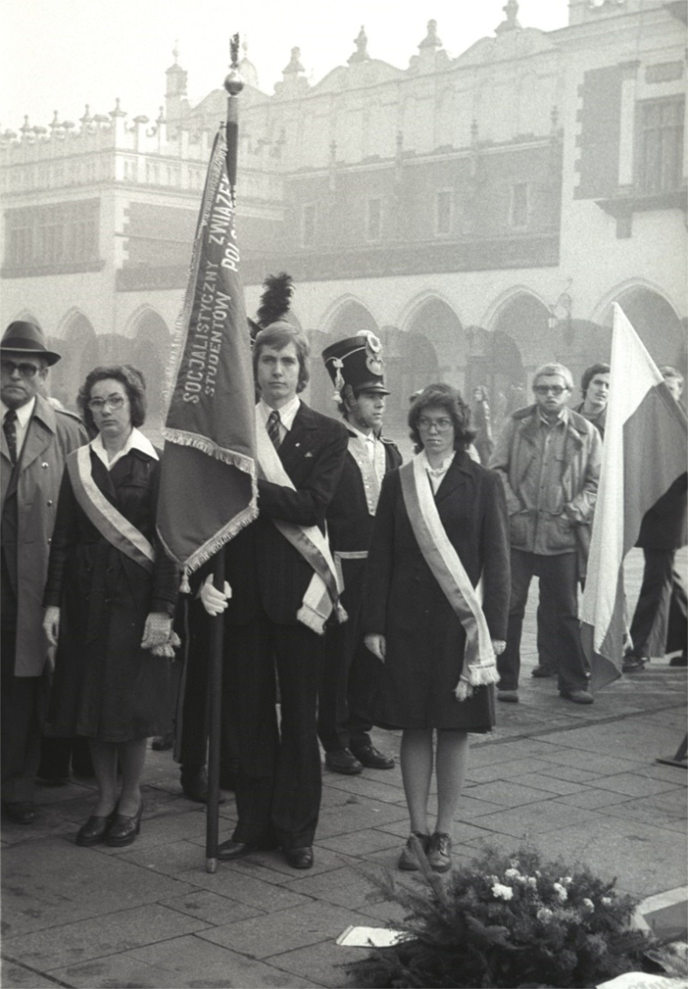 Jubileusz 30-lecia PK: delegacja studentów składa wieniec w miejscu przysięgi Tadeusza Kościuszki na Rynku Głównym w Krakowie, 1976 r. Fot.: Jan Zych