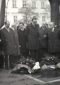 Jubileusz 30-lecia PK: delegacja pracowników PK (m.in. profesorowie:
Jan Wątorski, Kazimierz
Flaga, Roman Ciesielski) składa wieniec w miejscu przysięgi Tadeusza Kościuszki na Rynku Głównym w Krakowie, 1976 r. Fot.: Jan Zych