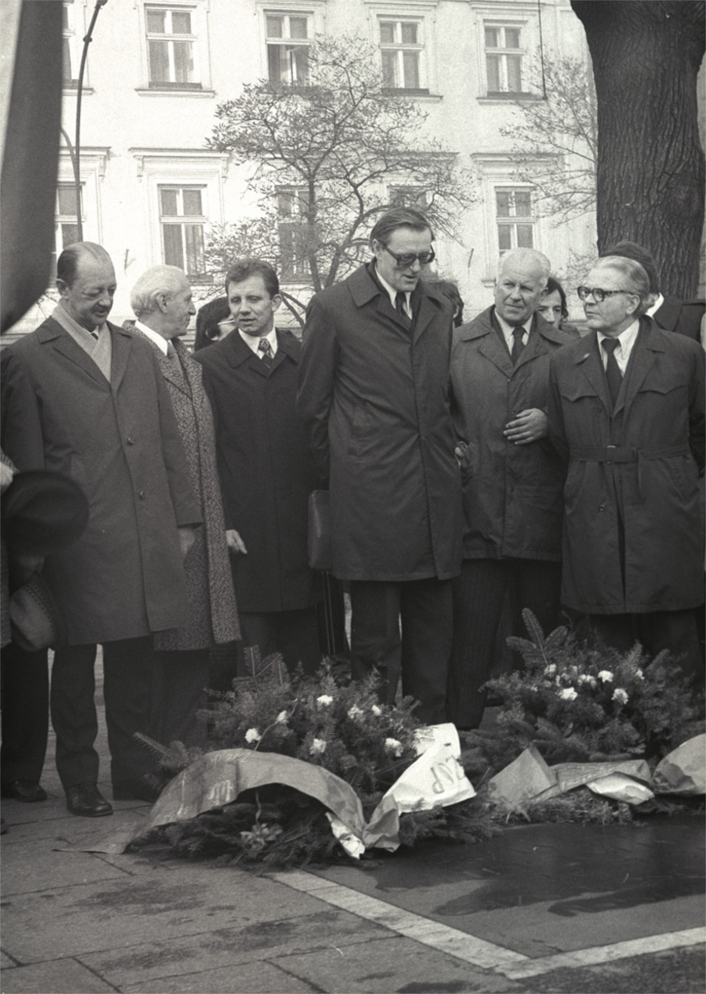 Jubileusz 30-lecia PK: delegacja pracowników PK (m.in. profesorowie:
Jan Wątorski, Kazimierz
Flaga, Roman Ciesielski) składa wieniec w miejscu przysięgi Tadeusza Kościuszki na Rynku Głównym w Krakowie, 1976 r. Fot.: Jan Zych