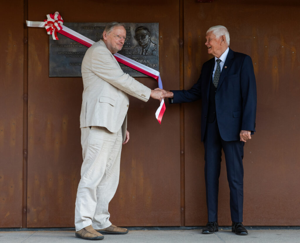 Krzysztof Ciesielski Jerzy Banas przy tablicy - Nasza Politechnika Moment odsłonięcia tablicy; Krzysztof Ciesielski (z lewej) i Jerzy Banaś Fot.: Jan Zych