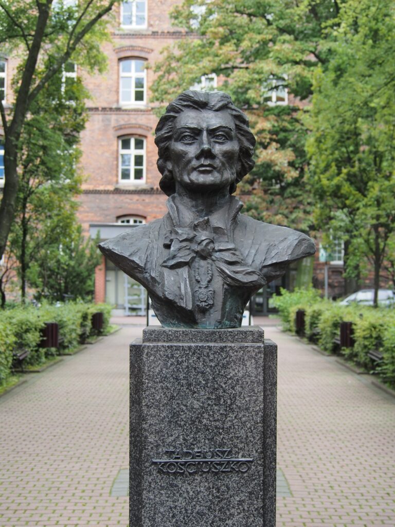 Popiersie Tadeusza Kosciuszki Kampus Warszawska Fot Michal Pierewicz - Nasza Politechnika Popiersie Tadeusza Kościuszki na Kampusie Warszawska, twórcą Stefan Dousa Fot.: Michał Pierewicz