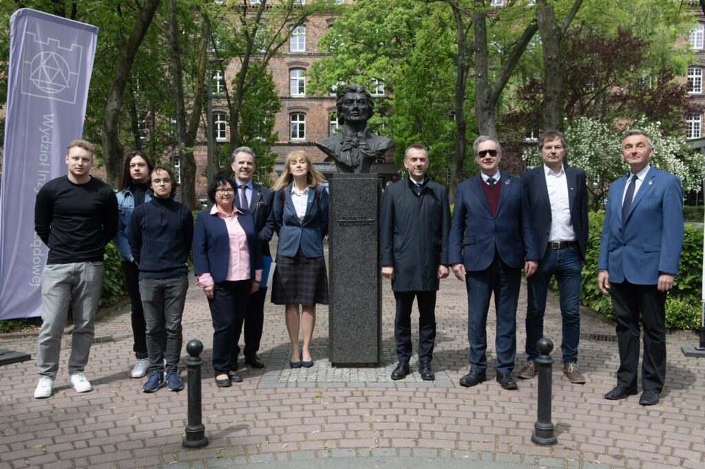 Prezentacja nowych badań projektu „Odkrywcy Kopca Kościuszki” odbyła się na Politechnice Krakowskiej (od lewej): Sebastian Stachula, Kacper Nowiński, Filip Pietkiewicz, Elżbieta Pilecka, Stanisław Rybicki, Dorota Jasińska, Andrzej Szarata, rektor PK, Piotr Dobosz, Jacek Słowiński (Geopartner Geofizyka) oraz Leszek Cierpiałowski Fot.: Jan Zych
