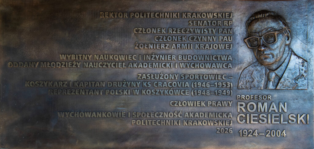 Tablica poswiecona Romanowi Ciesielskiemu Fot Jan Zych - Nasza Politechnika Pamiątkowa tablica poświęcona Romanowi Ciesielskiemu. Wykonanie: artProm Agencja Reklamowa Jacek Chruścicki we współpracy z art. plastykiem Piotrem Kutrybą i art. rzeźbiarzem Wojciechem Pondlem Fot.: Jan Zych