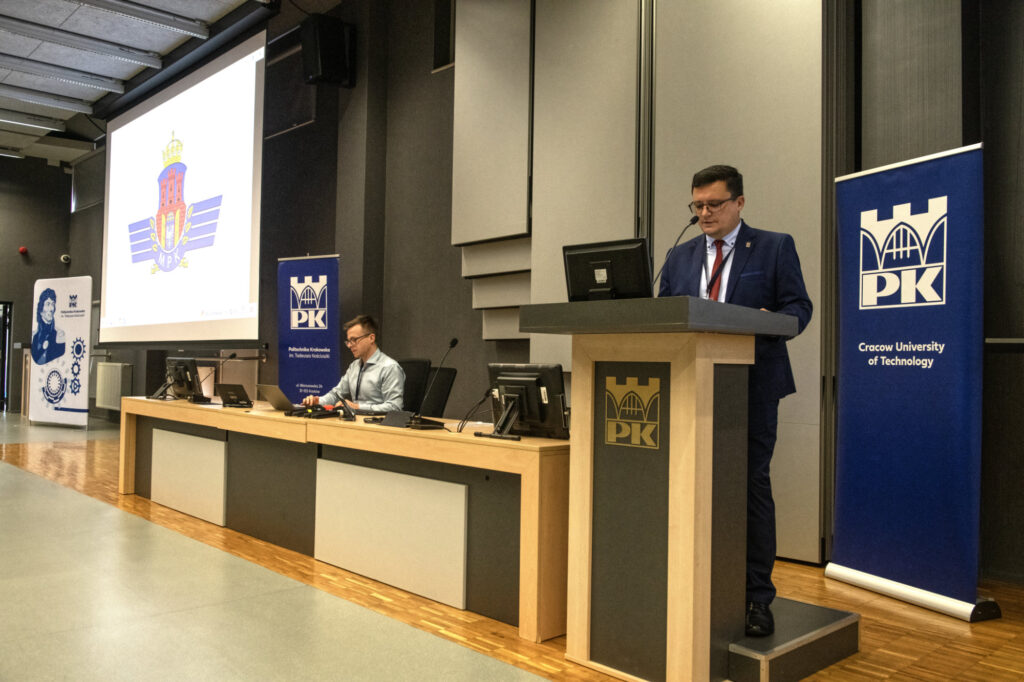 Przemawia Daniel Kubek, przy stole prezydialnym Arkadiusz Drabicki, jeden z organizatorów konferencji Fot.: Jan Zych